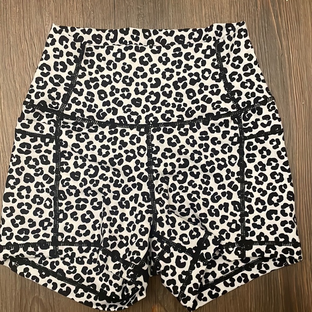 Ethos All Day Compression Athletic Yoga Shorts Leopard Print XS